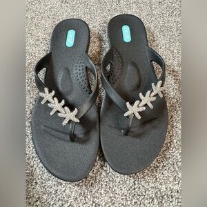 NWOT Oka-B Ryann Flip Flop beach-themed sandal crystal-encrusted starfish charms